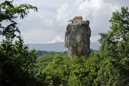 Nhà thờ xây dựng trên... cột đá - 6 K